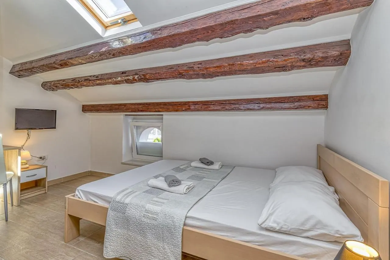 Rooms Vitoria On Joakim Square Porec 0*,