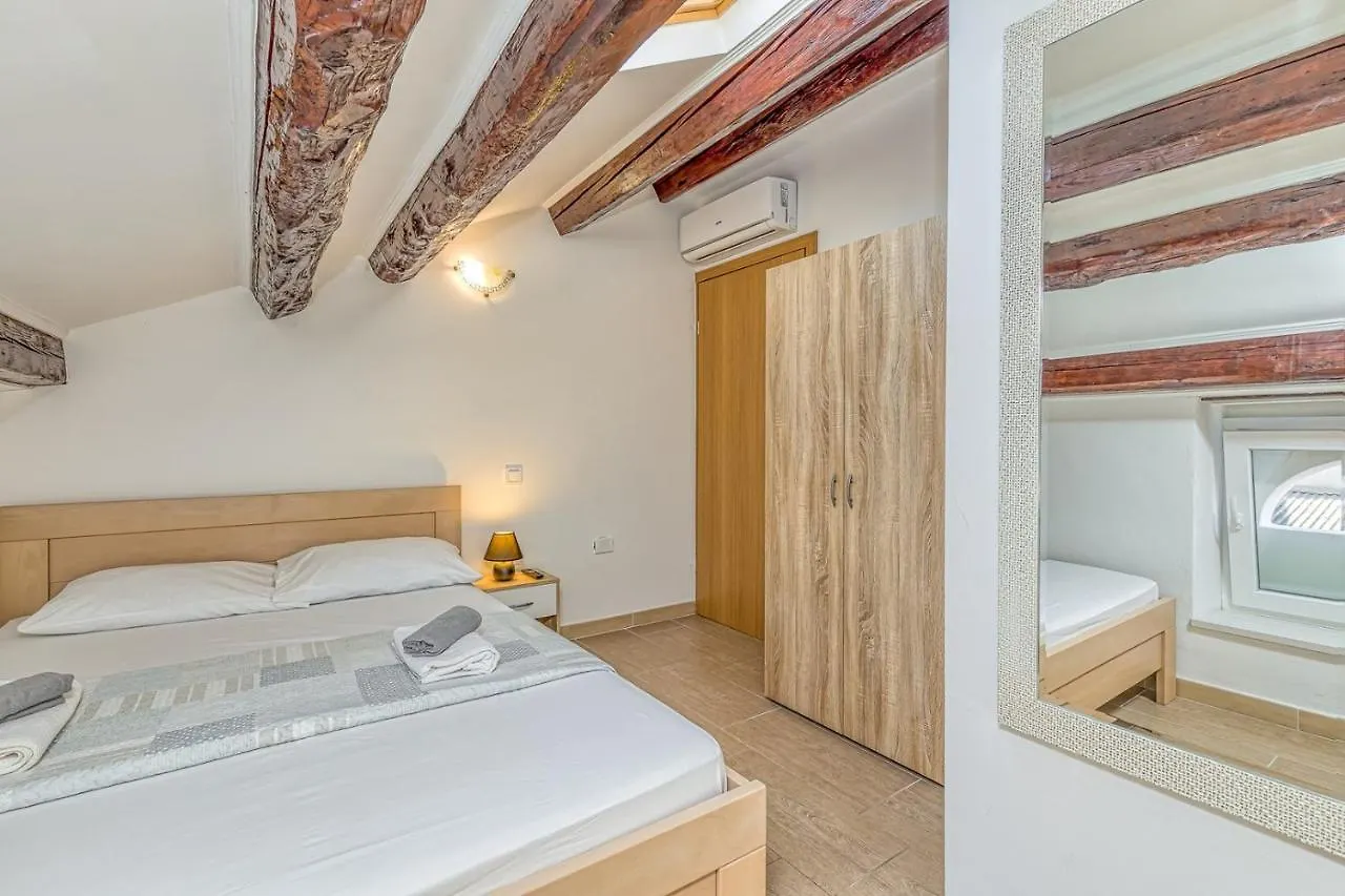 Rooms Vitoria On Joakim Square Porec