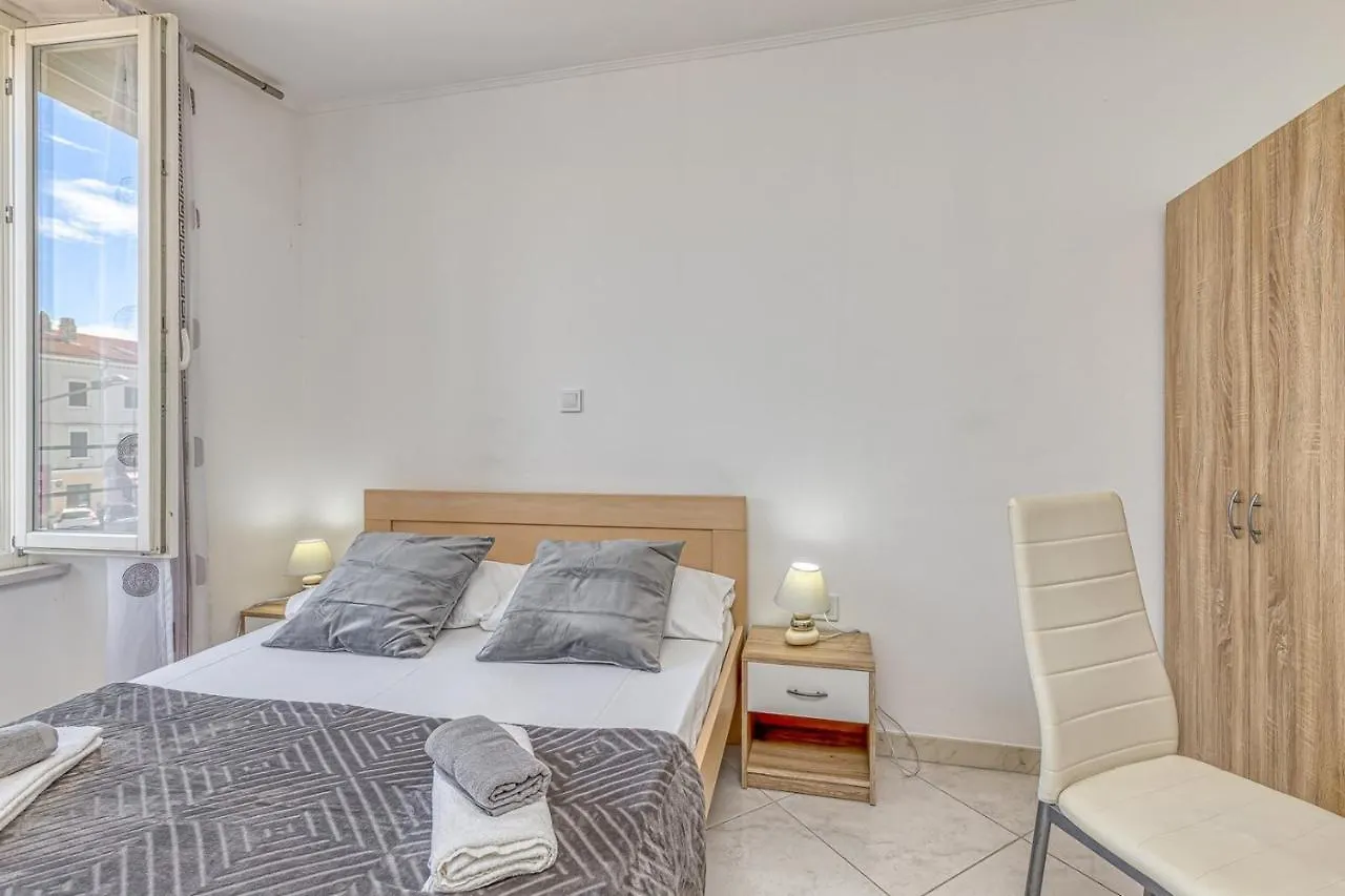 Rooms Vitoria On Joakim Square Porec Affittacamere