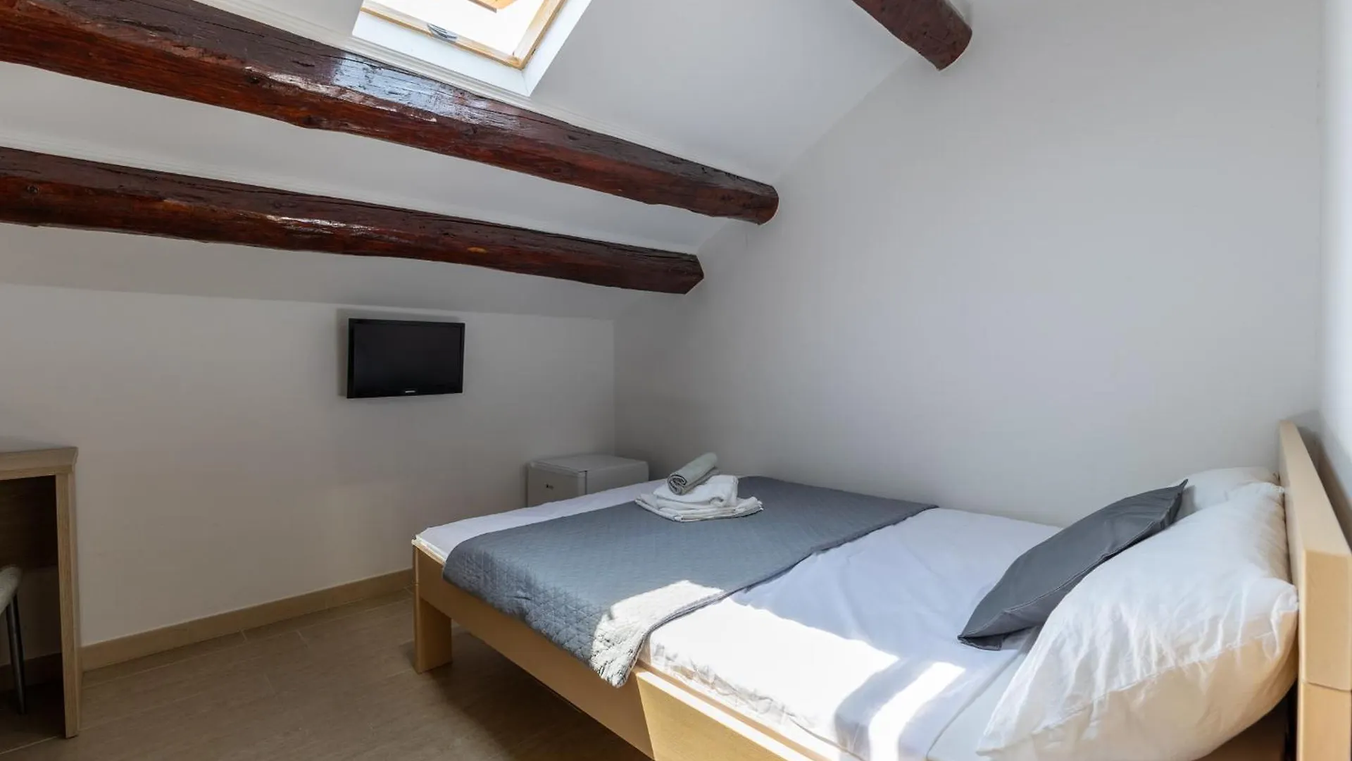 Rooms Vitoria On Joakim Square Porec