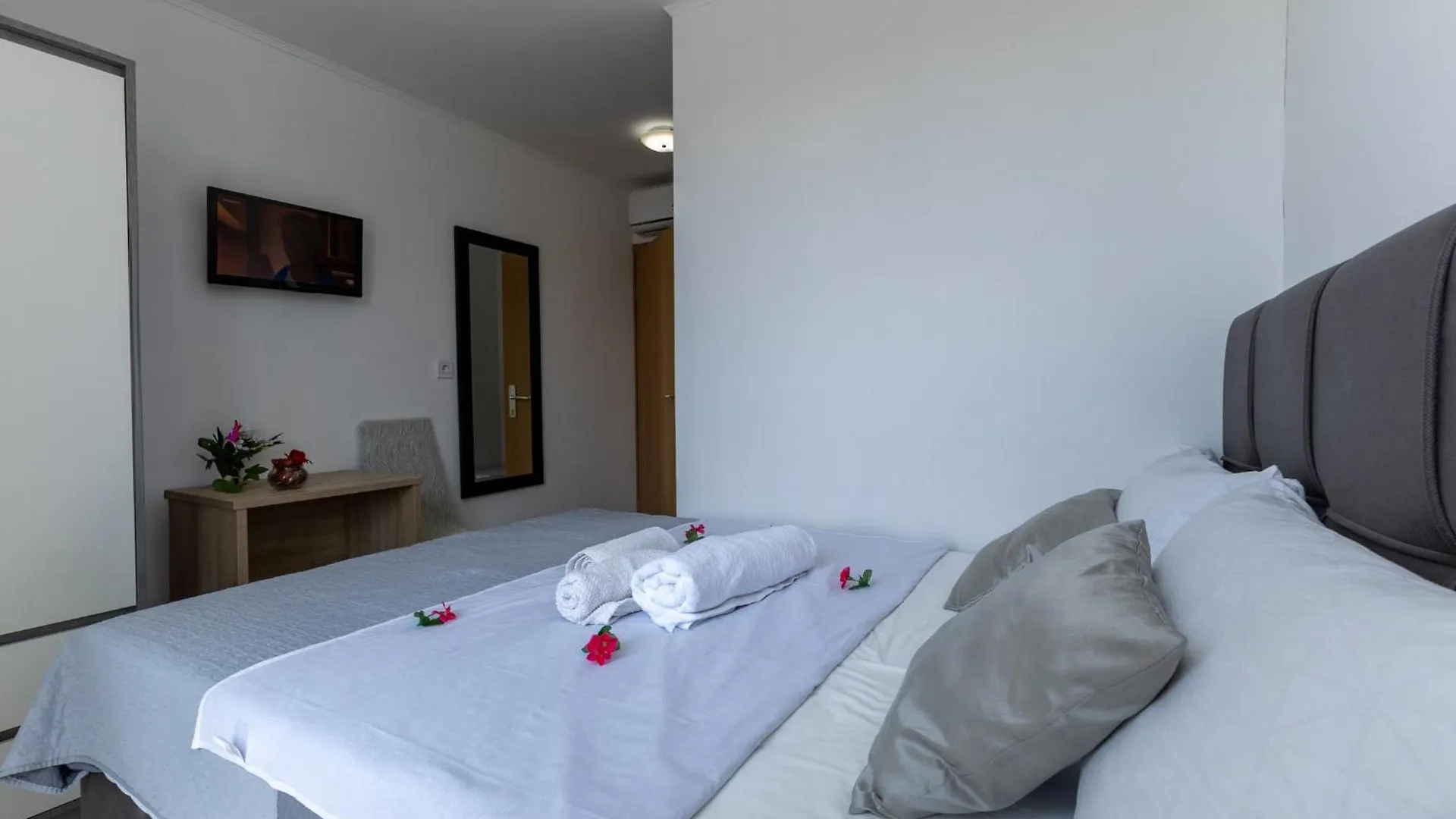 Rooms Vitoria On Joakim Square Porec Affittacamere