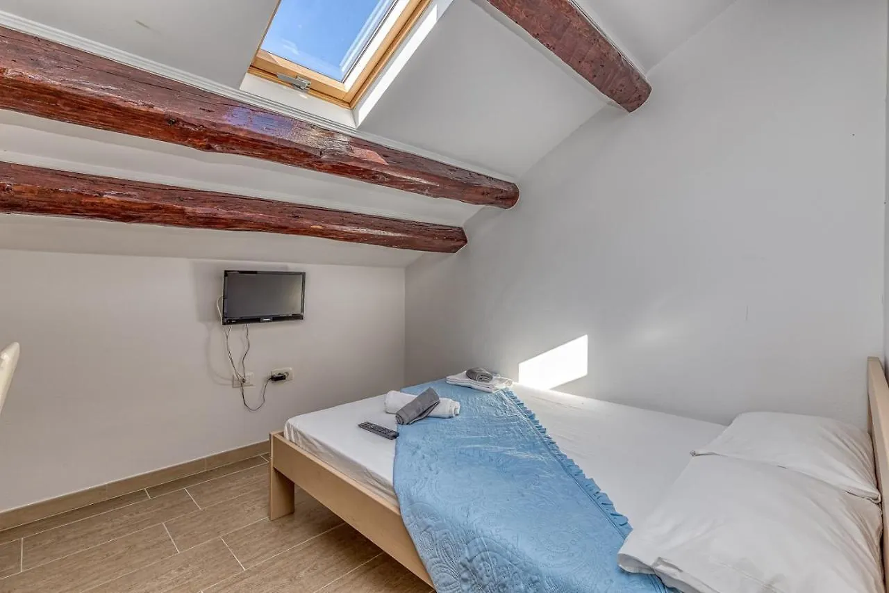 Guest house Rooms Vitoria On Joakim Square Porec