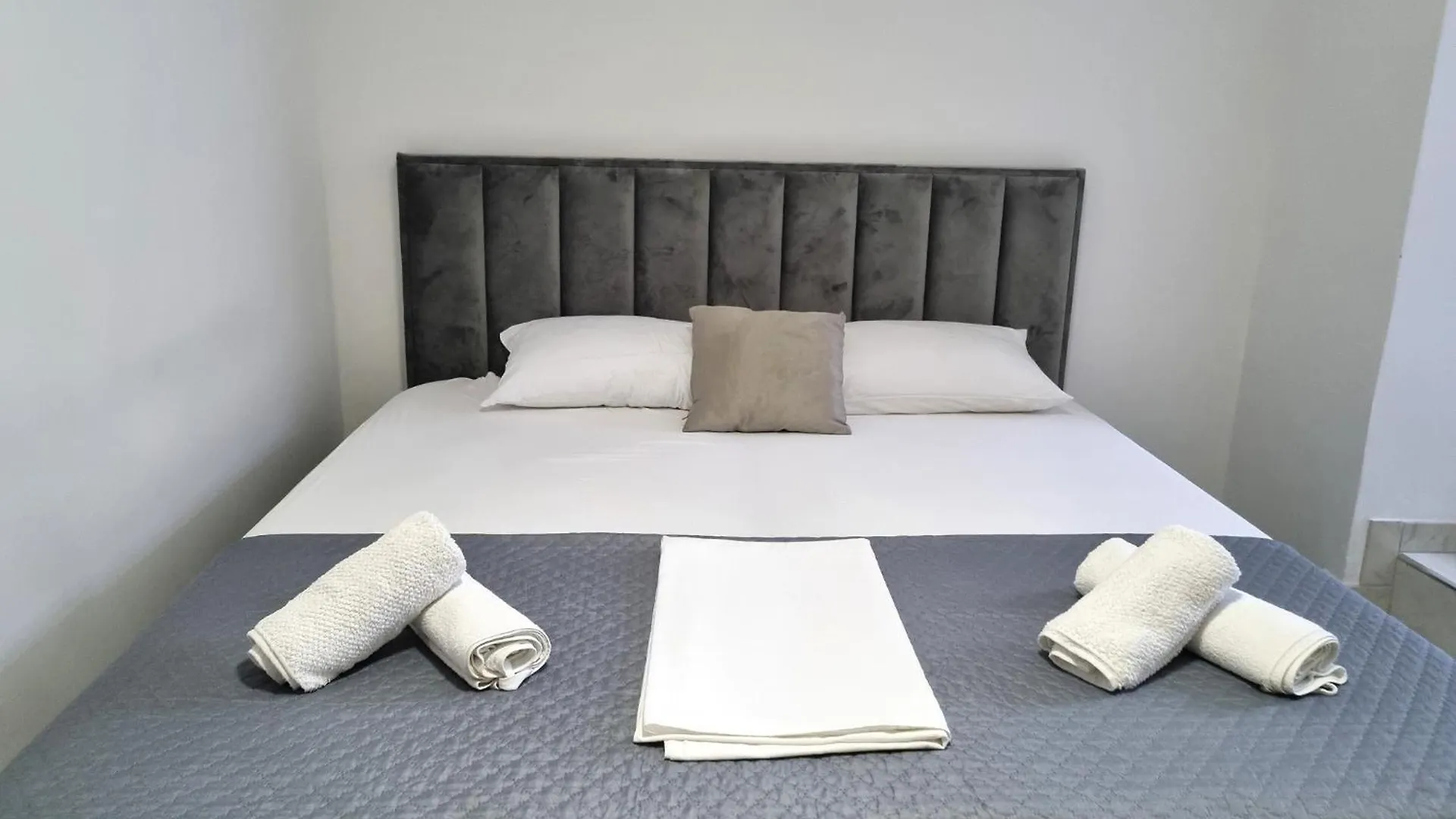Rooms Vitoria On Joakim Square Porec Croatia