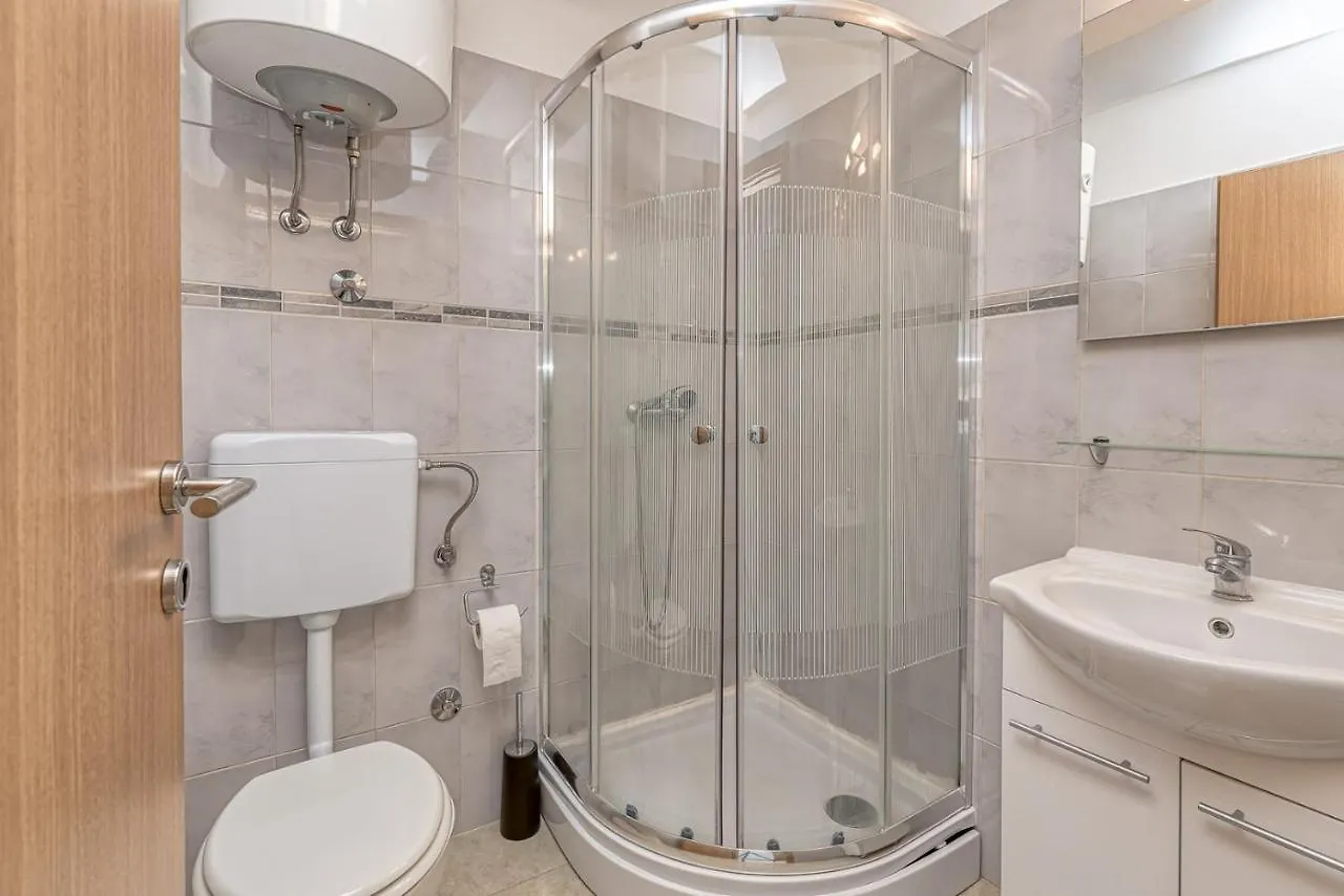 Rooms Vitoria On Joakim Square Porec Croatia